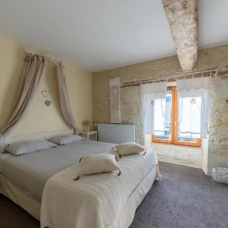 La Maison De Charlotte - D'hotes-futuroscope Bed & Breakfast